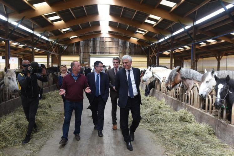 De gauche à droite : Etienne Decayeux (exploitant agricole), Bertrand Deniaud (vice-président de la Région), Laurent Marting (conseiller régional) et Hervé Morin(président de la Région Normandie).  
Biernacki / Région Normandie