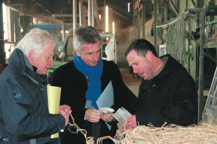 Jean-Paul Salmon (à droite) explique à Laurent Beauvais et François Dufour les procédés pour défibrer le produit brut.