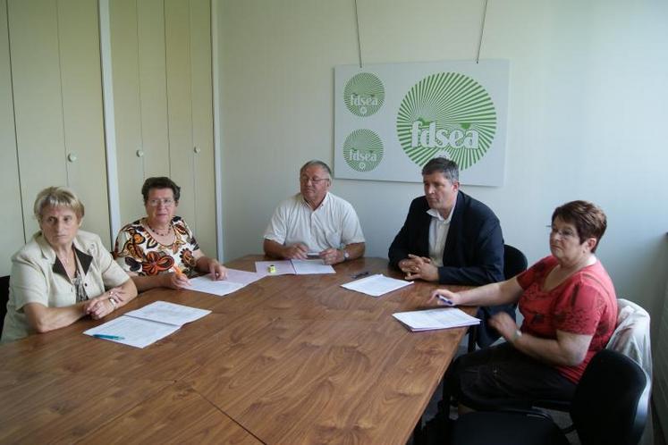 Marcel Jeanne (au centre), président de la section des anciens exploitants fdsea, “Il manque dans l’avant-projet de loi, le principe de calcul de la retraite des non salariés agricoles sur la base des 25 meilleures années”.