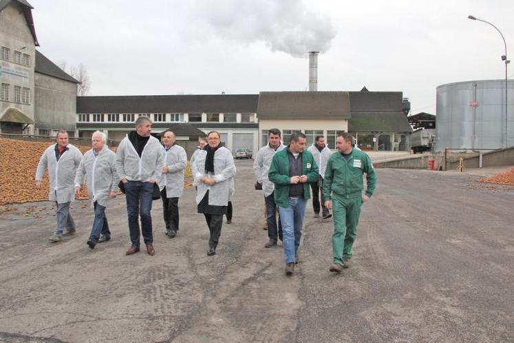 "Il y a de l’envie, des espoirs, mais aussi des difficultés à surmonter, avec des investissements parfois très lourds à gérer”, explique Jean-Luc Duval, (troisième en partant de la gauche) sur le site Agrial de Sainte-Foy-de-Montgommery, le 3 décembre dernier. Au centre, Jean Charbonniaud, préfet de région Basse-Normandie.