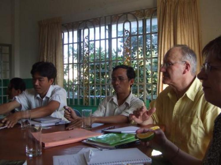 Jacques Picard (à droite) en discussion avec des paysans cambodgiens.