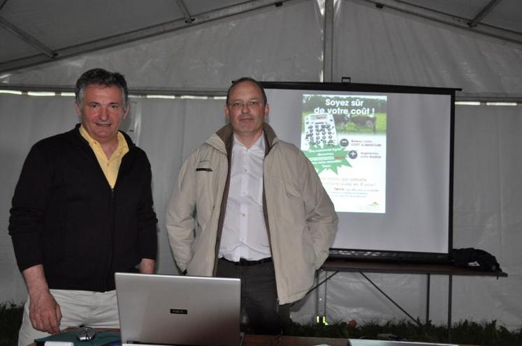 Jean-Marie Chouteau (Agrial) et Eric Sulmont (INZO) lors de la présentation du nouveau concept le 10 juin dernier. Pour une ration équilibrée à 30 litres de lait pour un objectif TB de 40 et TP de 33, il vous faudra 5 kg de tourteau de colza pour un coût de complémentation de 1,37 e/VL/Jour. L’Optimisateur lui préfèrera un autre aliment à raison de 5,363 kg pour un coût de complémentation de 1,31 e/VL/Jour soit une économie de 550 e pour un troupeau de 50 vaches laitières. 