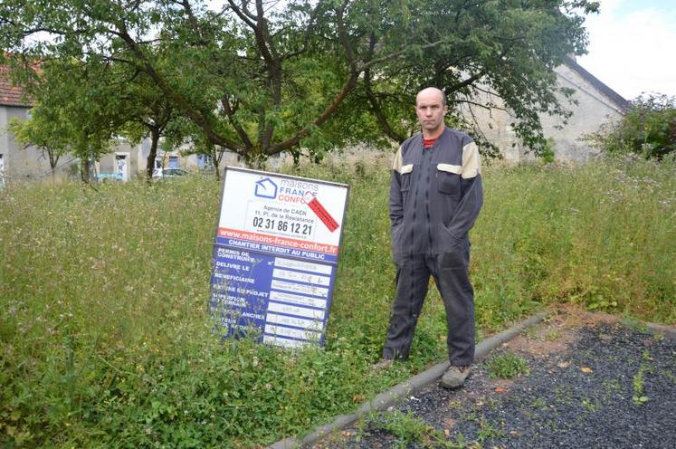 Sylvain Decaen, à côté de l'un des deux permis de construire. Le verger doit être détruit pour laisser la place à quatre pavillons, à quelques mètres de la ferme du cultivateur.