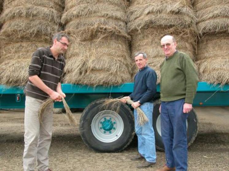 Philippe Pagny (président de la coopérative) entouré de ses deux vice-présidents (Emmanuel Frimout et François Philippe): "le lin n’est pas une opportunité conjoncturelle mais une culture d’engagement à long terme. C’est la cohésion et les efforts collectifs de l’ensemble de nos adhérents qui permettent pour l’avenir de garantir de meilleures recettes".