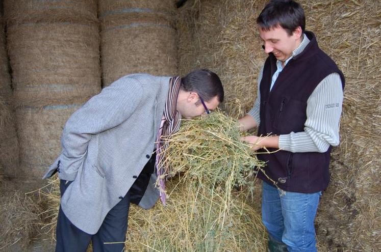 La technicité et la maïtrise des charges d’Antoine Vivien ont plu à la Bred, pour son prix de la dynamique agricole. La désileuse automotrice favorisera l’apport de luzerne. La machine amortie sur 9 ans, parcourra 22 kilomètres tous les jours (DR)