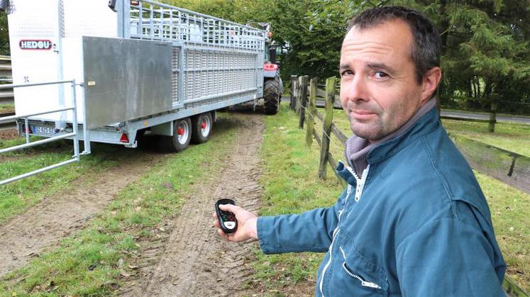 Les agriculteurs peuvent charger 12 à 13 Charolaises amouillantes. Particularité de cette bétaillère : les portes sont électriques et télécommandées. DR)