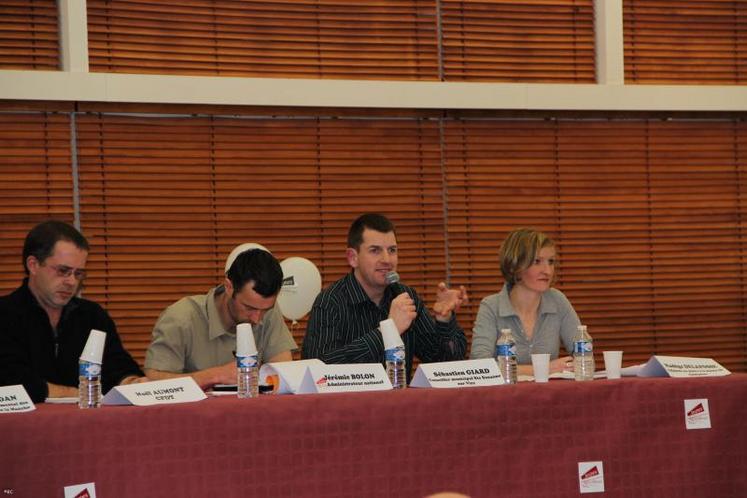 Jérôme Bolon (au centre), administrateur national JA, lors du débat sur l’engagement, “sans les jeunes dans les cantons, nous ne sommes rien”. (ec)