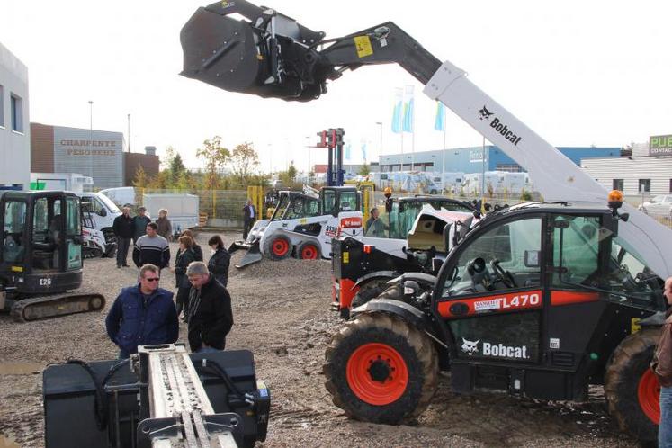 Manuco Services existe depuis 25 ans. La concession couvre les 5 départements normands grâce à deux bases : Saint-Jacques-sur-Darnétal (76) et à Boulleville (27).