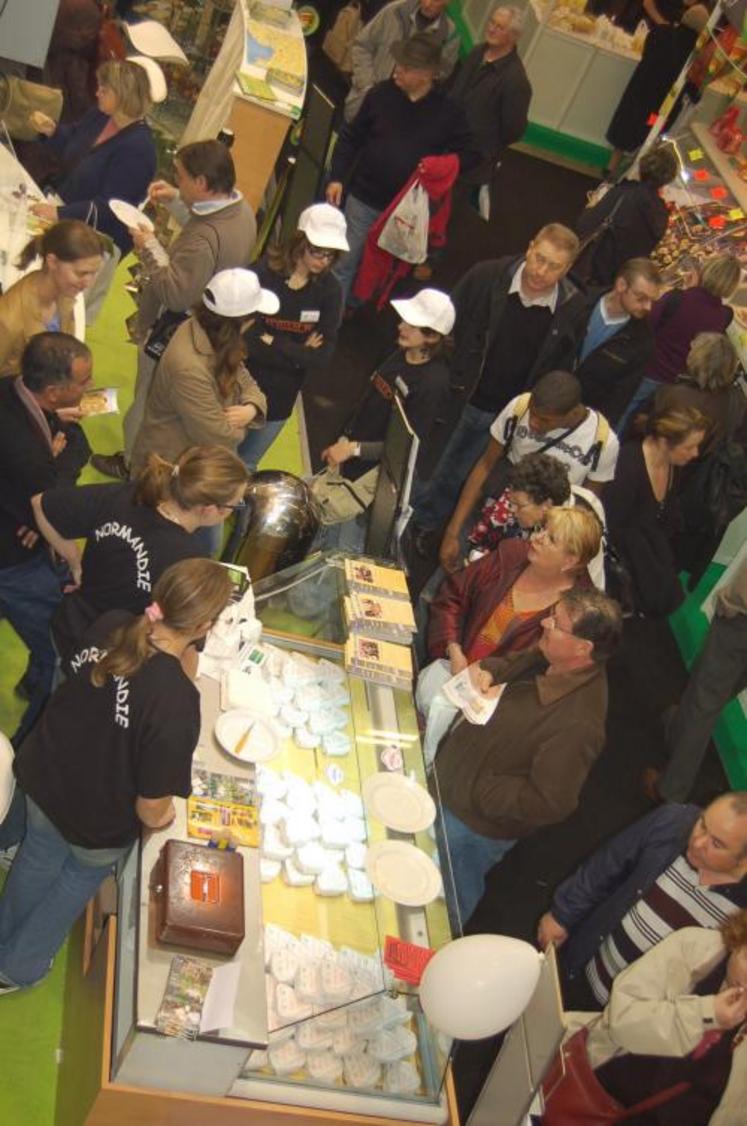 Le stand des AOC de Normandie pris d'assaut par la foule parisienne.