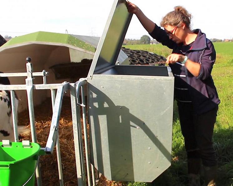 Un nourrisseur. «J’ai demandé à la société Beiser Environnement de me fournir des nourrisseurs pour alimenter à volonté les génisses en concentré jusqu’à une semaine environ après