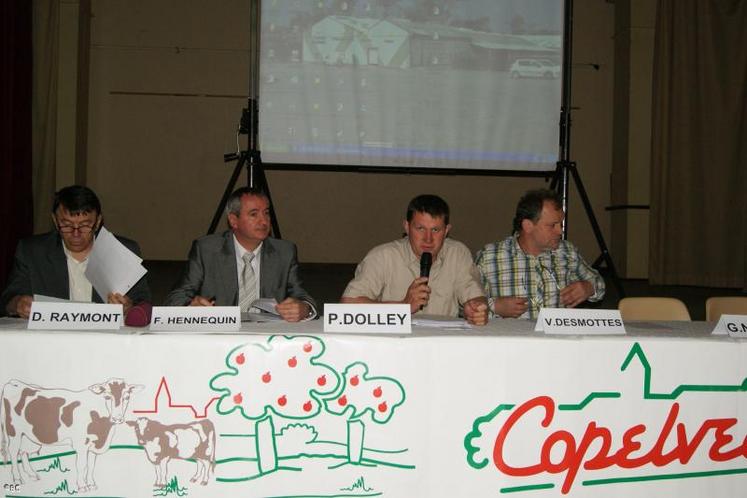 Philippe Dolley (au centre), président du groupement Copelveau, "attention à l'augmentation des coûts de production. L'avenir de la production de viande bovine passe par l'autonomie alimentaire et l'optimisation sur la qualité et la quantité des fourrages produits".