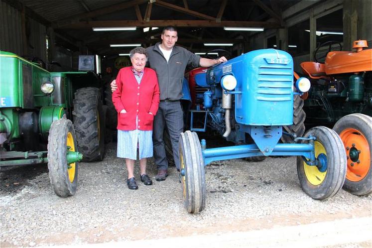 Stéphane avec Andrée devant le tracteur familial, voire filial, un SIFT 22 de 1957.
