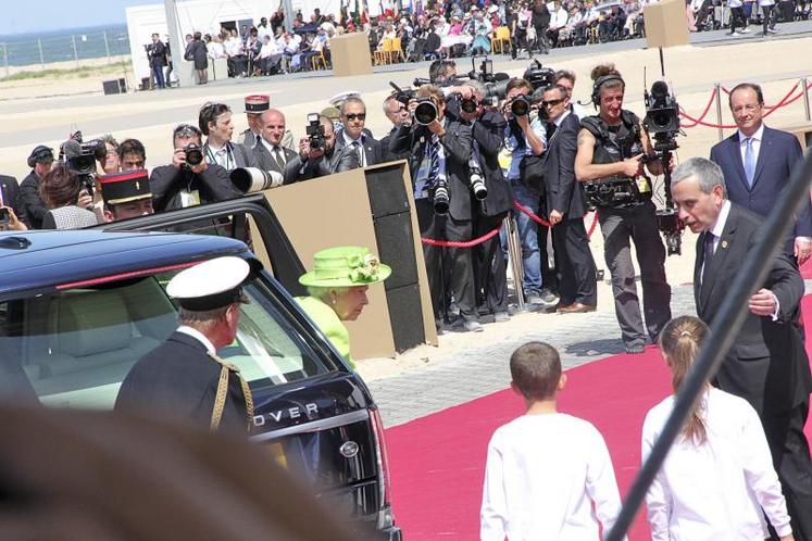 Tenu à l'écart des caméras par l'Elysée lors de la cérémonie internationale de Ouistreham, Nicolas Sarkozy se paye un bain de foule à la sortie