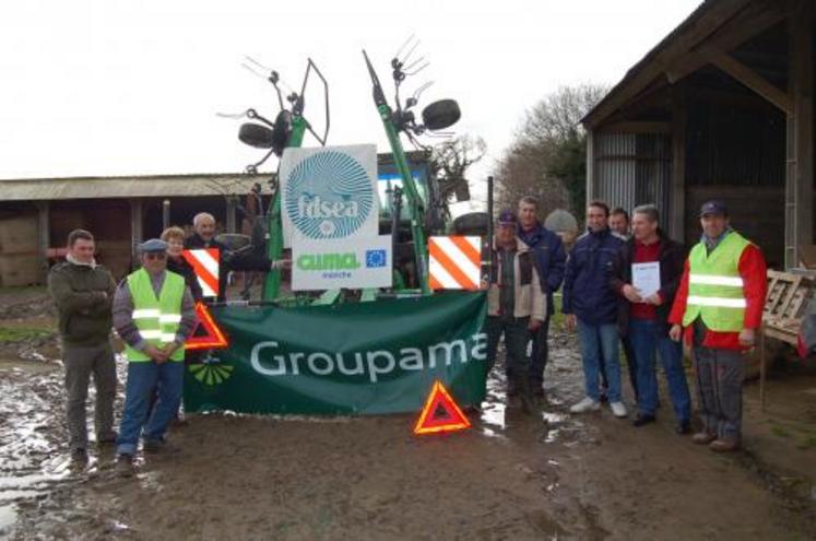 Un tracteur nouvellement équipé de la signalétique obligatoire au 1er mars et les partenaires de l’opération.