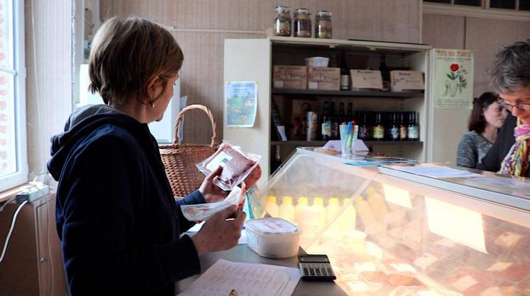 Sandrine est éleveuse de vaches laitières à Vassy. Elle transforme ses produits qu’elle vend notamment au marché de producteurs de Saint-Jean-le-Blanc. Les producteurs assurent la vente à tour de rôle avec des adhérents.