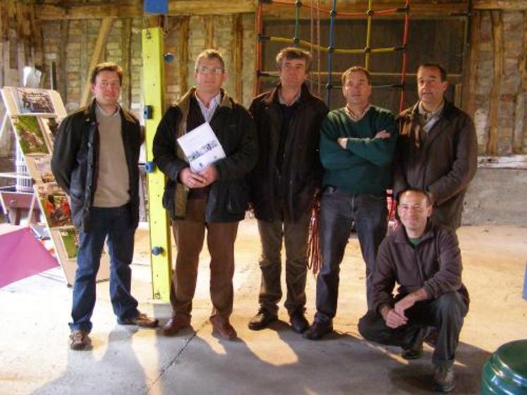 Cinq des agriculteurs qui participent au “Printemps Bienvenue à la Ferme” : de gauche 	à droite, Jérémie Brout (Les cochonnailles de Jérémie), Jean-Marie Lenfant (la ferme du Clos de la Mare), Michel Galmel (La ferme des Ruelles), Emmanuel Hyest (le Clos du Mont Viné), Eric Doré (Le Pressoir d'Or) et Frédéric Charoudis responsable de Défis Sports.