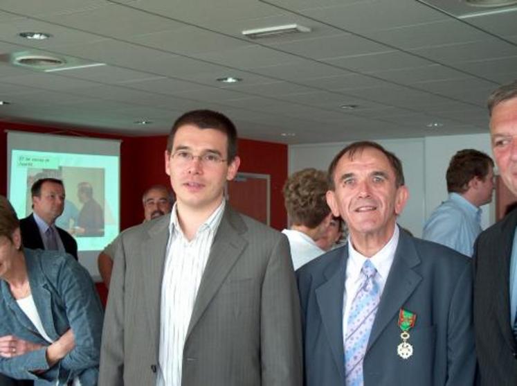 René Le Gall et son successeur Jérôme Daniel.
Lors de la cérémonie de départ en retraite, 
le député Jean-Marie Lefranc a remis à René Le Gall 
l'insigne d'officier du mérite agricole