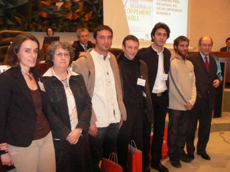 De gauche à droite : Nadine Tournaille (Direction de l'Environnement et du Développement Durable - Région Basse-Normandie), Annie Bihel (Conseillère Régionale), Antoine Cazin, Xavier Malandain, Guillaume Foucher (représente son frère Romain Foucher), Jonathan Bosteau (représente Caroline Legendre avec laquelle il mène le projet) et Philippe Duron (Président de la Région).