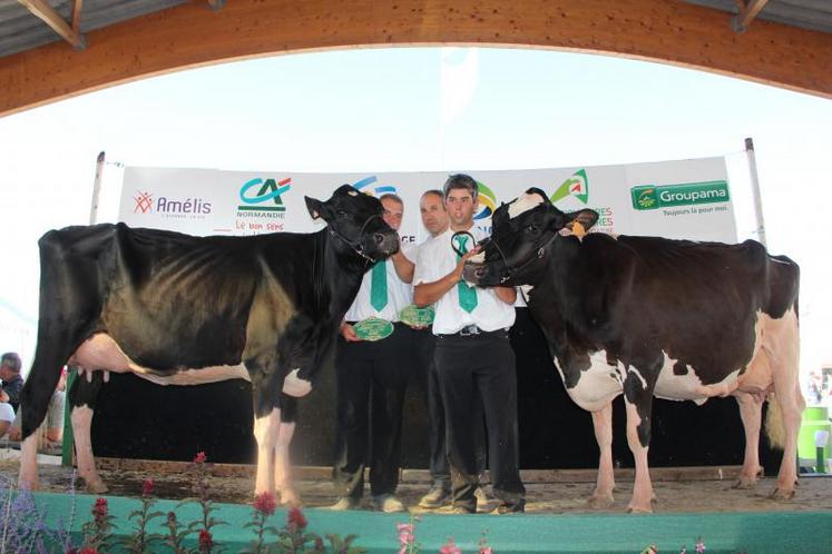 "Mel Arlende", EARL de la Méloquerie (à droite sur la photo) s'impose comme Grande Championne PH 2012. Elle pose ici avec la Championne Réserve.