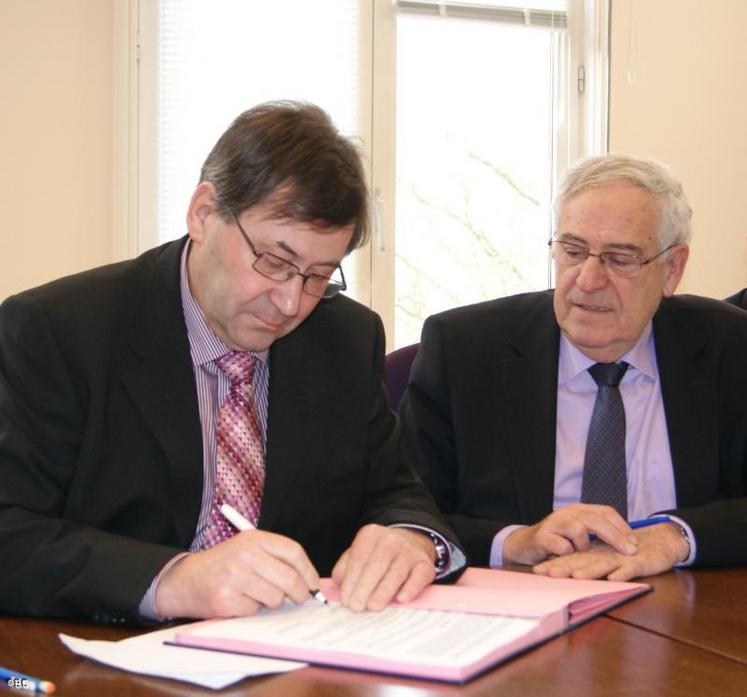 Jean-Pierre Fontaine, président de la SAFER (à gauche) et Jean-François Le Grand signent la convention portant sur 10 ans.