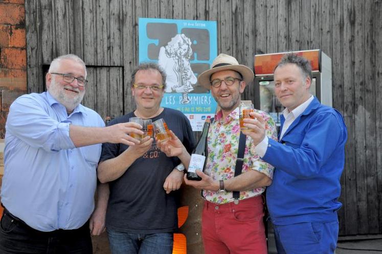 Damien Lemasson, producteur de la cuvée spéciale trinque avec le directeur du festival, Denis Lebas, Jean-Marc Julienne, vice-président de Latitude Manche et Dominique Hutin, journaliste et ambassadeur de la Manche. DR