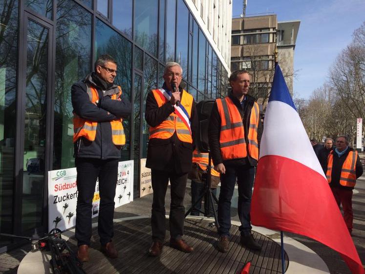 Patrick Dechaufour, président de la CGB Calvados, Orne, Sarthe; Dominique Fievez président de la CGB Somme et Franck Sander, président de la CGB, lors de la manifestation à Mannheim, devant le siège du groupe Südzucker, mardi 12 mars.