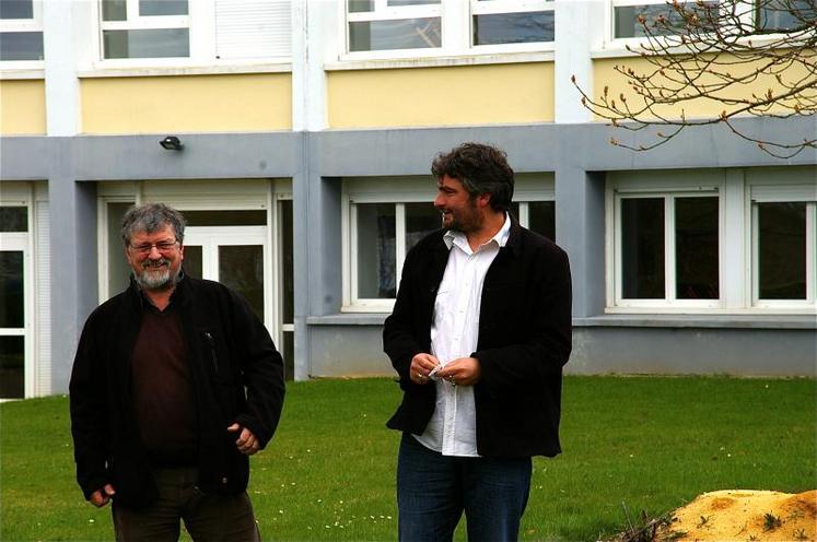 Stanislas Grzybowski (directeur du CFA) et Hugo Leroux (enseignant et responsable de la filière forêt) : “la filière bois va créer 40 000 emplois dans les 5 ans”.