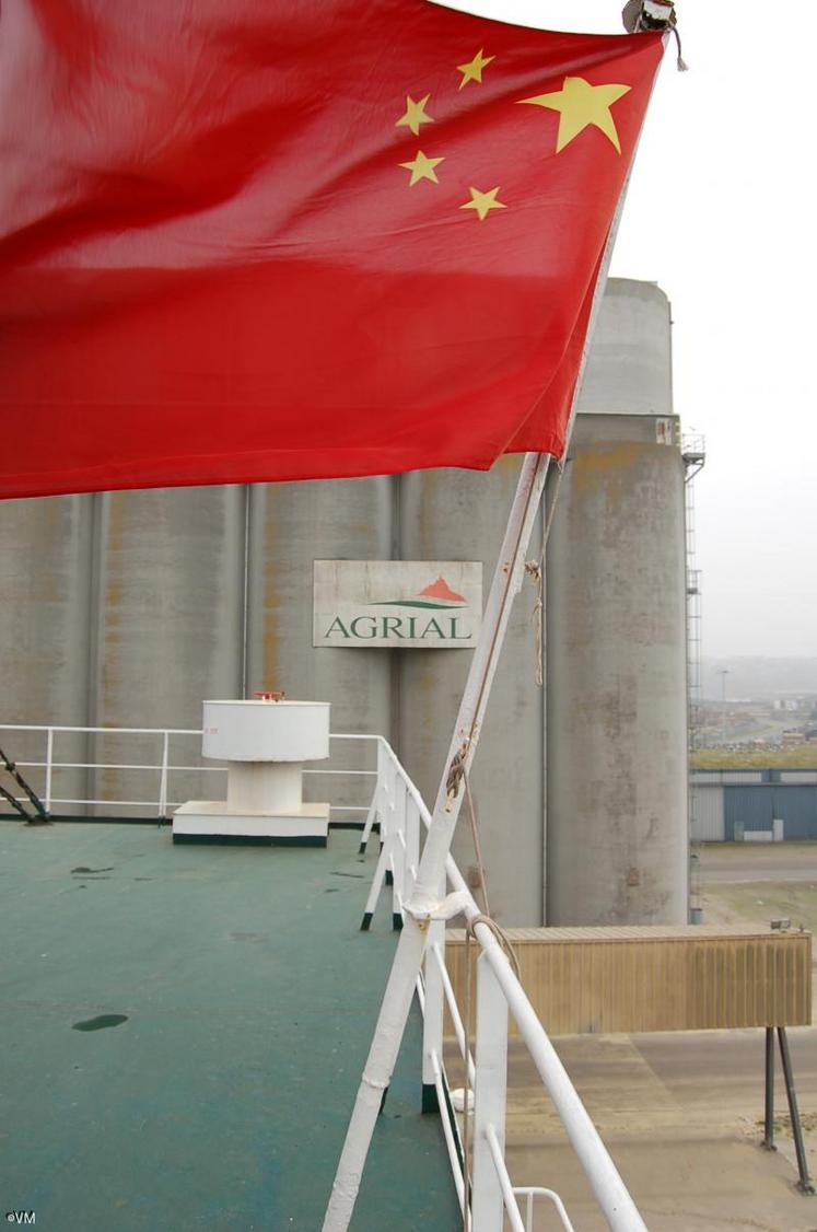 Mondialisation : le pavillon du navire chinois flotte devant les silos portuaires d’Agrial à Blainville-sur-Orne. Cette année, le groupe coopératif a battu ses record d’exportation.  (VM)