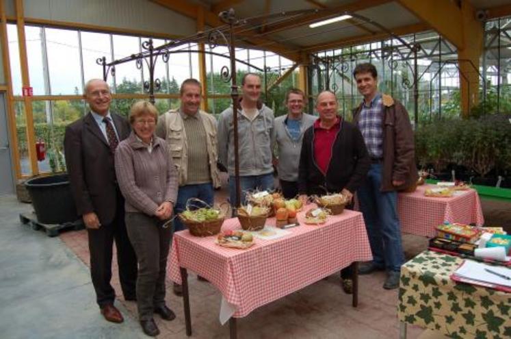 Présentation des “Automnales” mardi dernier aux Pépinières d’Elle devant 32 variétés de pommes.