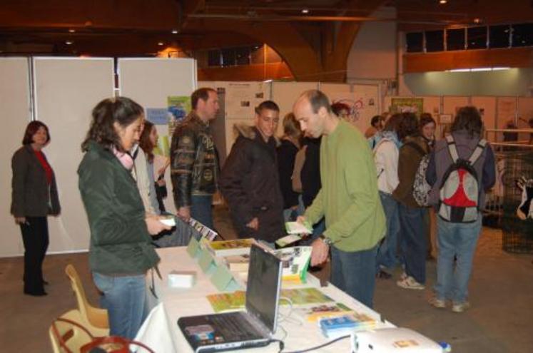 beaucoup de monde autour des stands, s'informant sur les différentes filières.