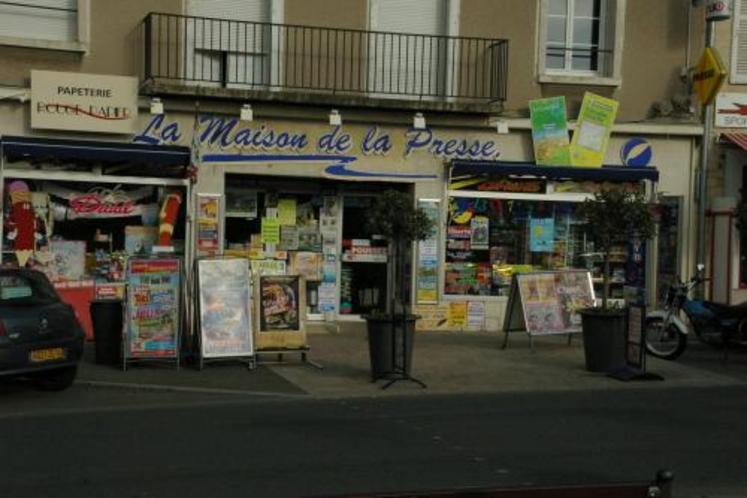 Première dédicace à la Maison de la presse de Villers-Bocage dans le Calvados.