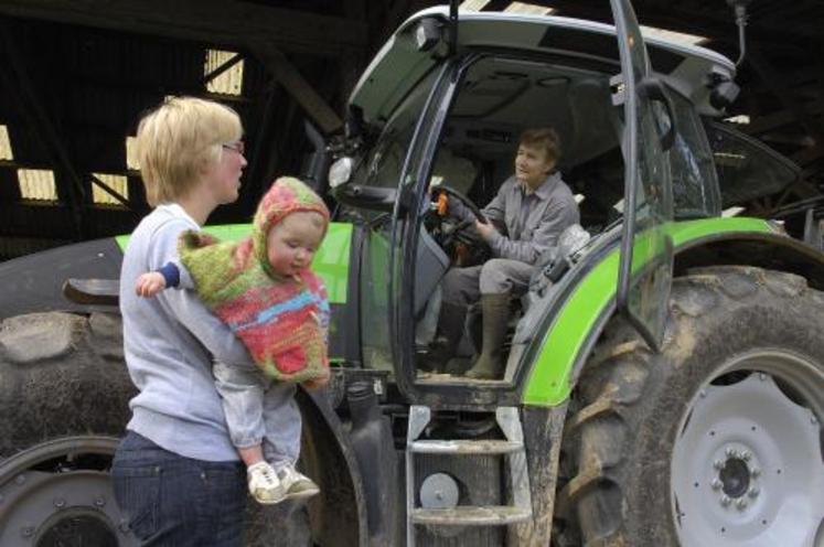 Aux côtés d’un décideur agricole (chef d’exploitation), on compte 0,54 emploi salarié ou aide familial dans les exploitations et 1,5 emploi en dehors.