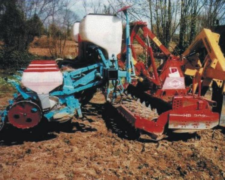 Décompacteur combiné à la herse rotative et au semoir.