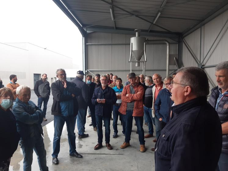 Gilbert Michel, président de la société coopérative gestionnaire de l’abattoir et Olivier Tapin, directeur, ont accueilli les éleveurs du pôle allaitant de la Manche pour une visite explicative de l’abattoir de Carentan-les-Marais.