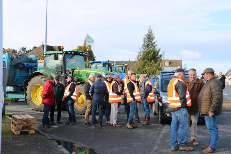 Trois bennes de betteraves bloquaient l'entrée de la sucrerie de Cagny, mercredi 13 novembre 2019.