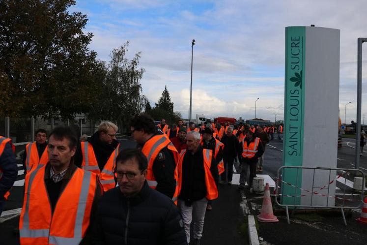 Vers 11h, les planteurs sont entrés dans l'usine.