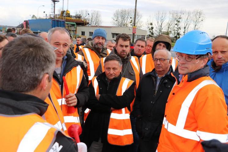 Gaël de Gabory, directeur de la sucrerie, vient à la rencontre des manifestants.