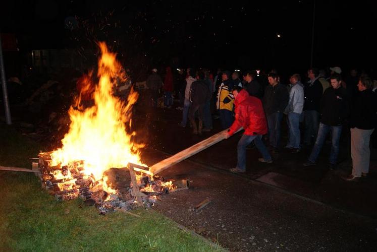 200 producteurs ont commencé à bloquer les accès de l'abattoire Bigard-Socopa, dimanche à 21 h.