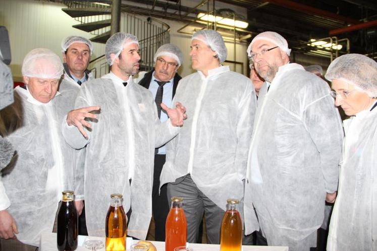 Stéphane Le Foll (au centre), lors de la visite des infrastructures de la cidrerie Dujardin (groupe Agrial) à Condé sur Vire, “une filière fantastique”