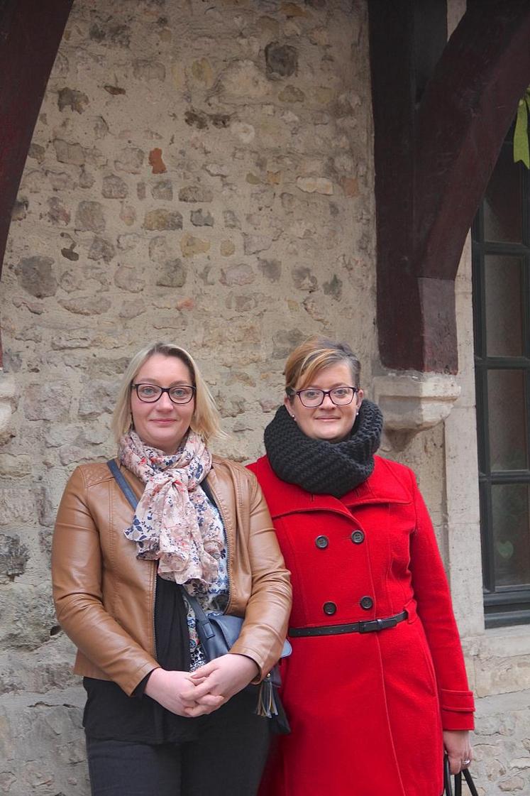 Charlène Guérin, ici avec son amie, Ludivine Lemonnier a accepté d’ouvrir la porte de sa maison à la réalisatrice pour faire prendre conscience du quotidien des éleveurs. Un acte militant qui, espère-t-elle, aura des répercussions pour toute la profession. DR