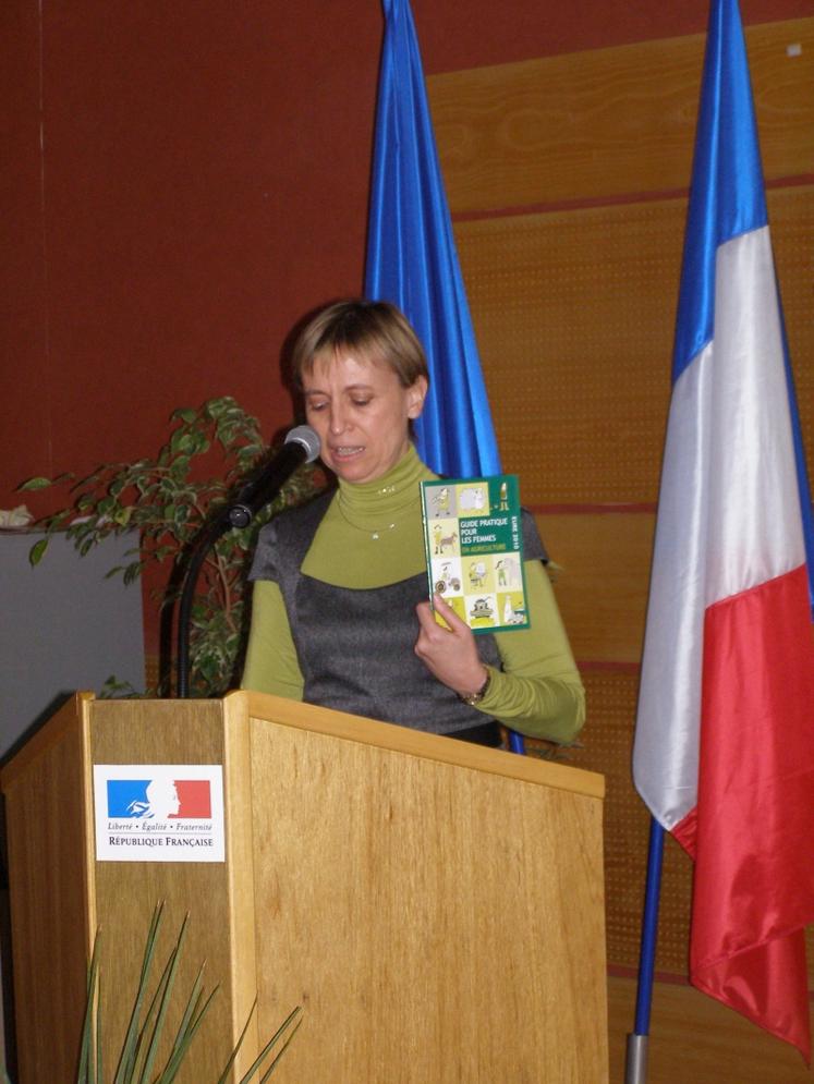 Fabienne Buccio,préfète  de l’Eure et initiatrice du prix et présentant le guide des femmes en agriculture