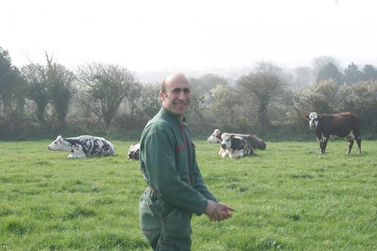 Nicolas Massieu, producteur de lait sur la Hague. De cette parcelle, cette fois caché par la brume, le site de retraitement de déchets radioactifs est à moins d’un kilomètre”.