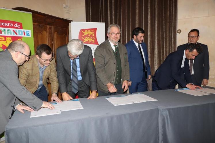 Signature de la convention de partenariat entre Carrefour, l’Area et la Chambre régionale d’agriculture vendredi 6 décembre à l’Abbaye aux Dames à Caen.