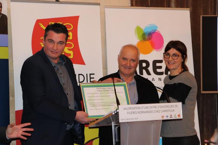 De gauche à droite : Julien Santier, chef des ventes de la coopérative Celliers associés, Lydie et Dominique Jourdan, pomiculteurs à Lingèvres (14).