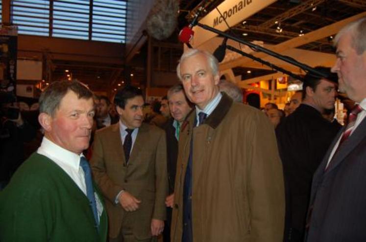 Michel Barnier pose sans aucun complexe pour une photo souvenir matinale.