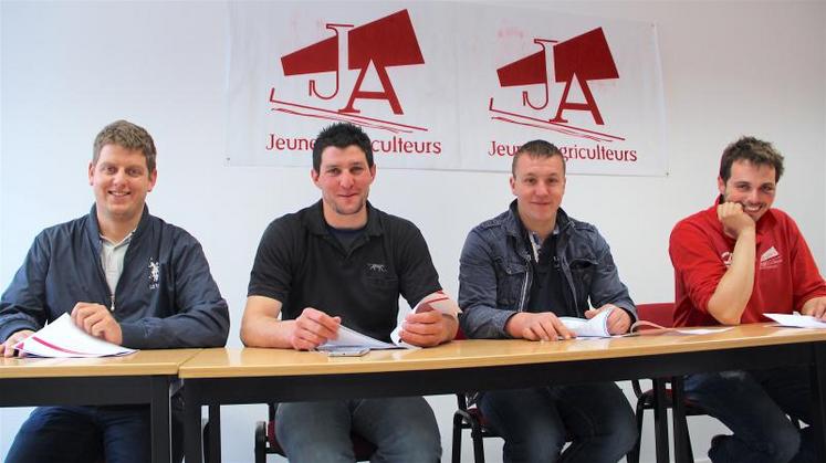 Florent Verger (canton de Lisieux-Cambremer), Arnaud Gilles et Mathieu Bouche (canton de Pont-l'Evêque), Stanislas Dutel (vice-secrétaire général de JA 14 ) : une quinzaine de jeunes agricultrices et agriculteurs se mobilise pour faire du 10 septembre prochain un moment privilégié d'échanges avec le consommateur. Le jour J, ils seront 70 bénévoles à mouiller la chemise.