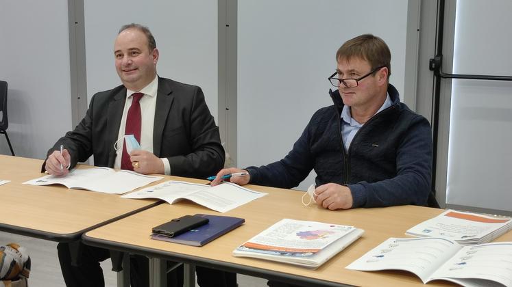 Jean-Vincent Dulac (à gauche), premier vice-président du SDE 61 et Nicolas Tison, élu à la Chambre d’agriculture de l’Orne 