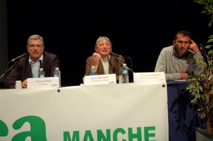 Henri Brichart (au centre), “nous quittons un monde où la puissance publique protégeait le secteur laitier. Nous allons désormais vers des marchés plus volatiles”.