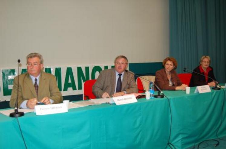 Marcel Jeanne (au centre), président de la section des retraités, insiste pour une revalorisation des retraites.