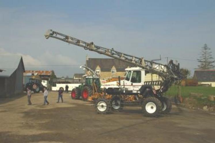 “En valorisant leur savoir-faire, les entrepreneurs de travaux agricoles et ruraux veulent dynamiser leurs entreprises afin de maintenir un tissu économique dans les zones rurales et attirer des jeunes vers le métier”, insiste René Herbaudeau, président de l’ARETAR.